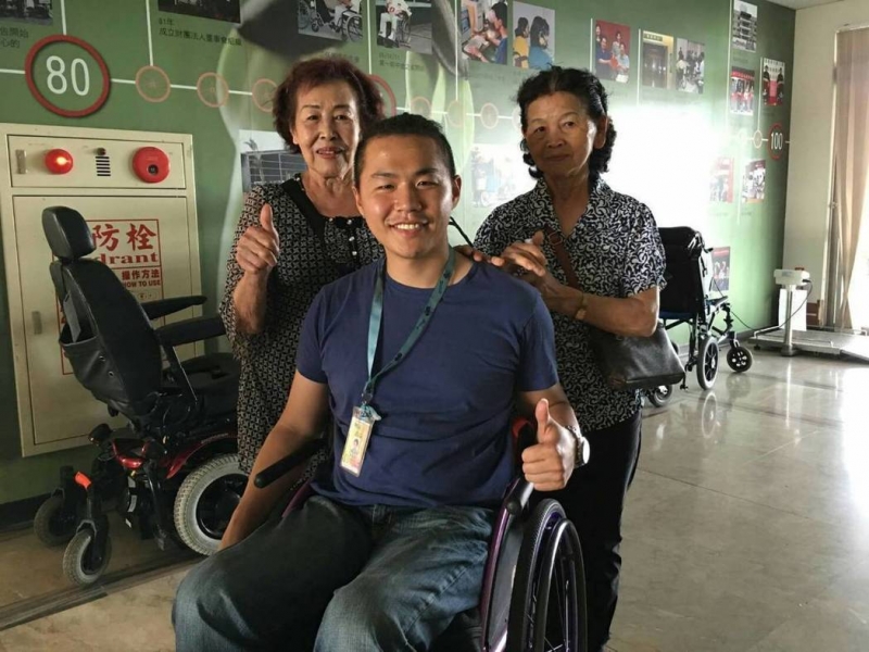 蓝简阿撰(右）捐款前在孙奶奶（左）陪同下到脊髓损伤潜能发展中心参观，了解是否值得捐款