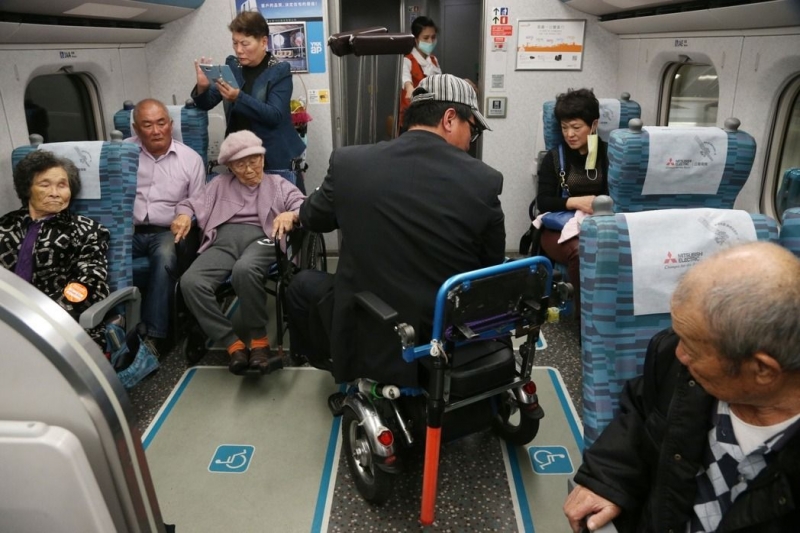 高鐵十年，該精進服務不同族群旅客，去除障礙者購票的差別對待，增設無障礙席。