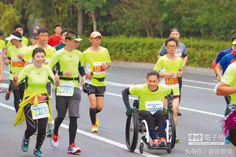 永不放棄 陸青坐輪椅跑全馬