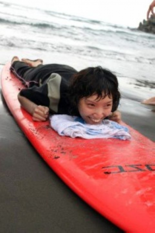 莊馥華克服身體限制，開心挑戰衝浪