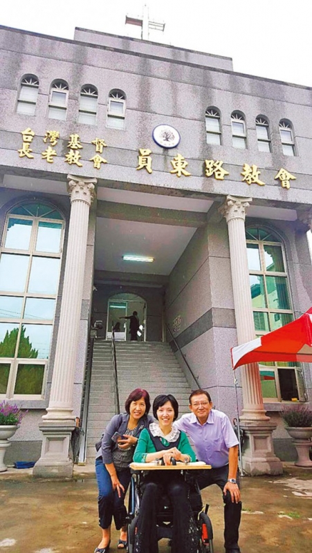 莊馥華與父母合影