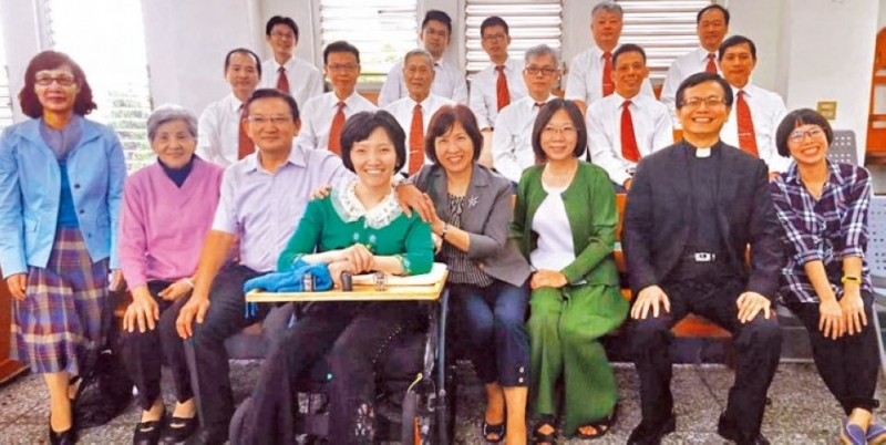 她的世界只剩聲音　坐輪椅到災區陪伴苦難人們 