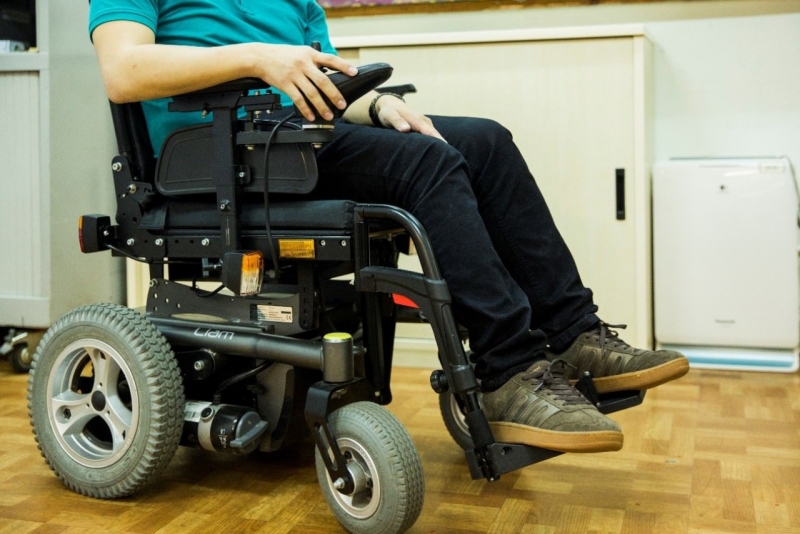 接受以輪椅代步需要衝破心理障礙，振翅花了不少時間去適應。
