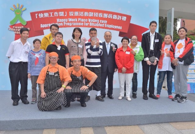 叶文娟（右八）与促进残疾人士就业谘询委员会主席何绍章（右六）与所有获嘉许的残疾雇员合照。