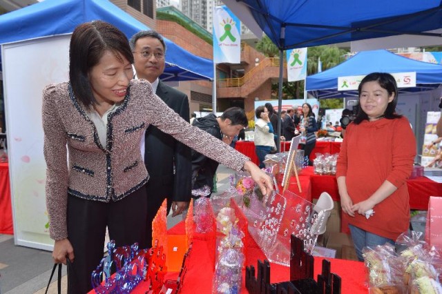 叶文娟（左一）参观展览摊位，身体力行支持参加Let Them Shine Gala 2014的社企。