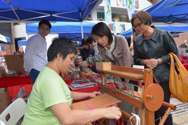 叶文娟（右二）参观展览摊位，身体力行支持各参加Let Them Shine Gala 2014的社企。