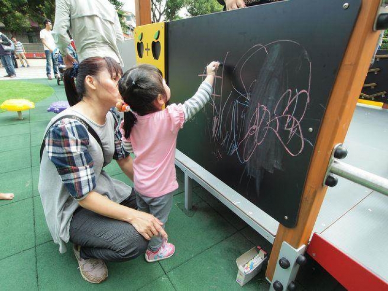 貴子兒童公園內小朋友開心塗鴉！