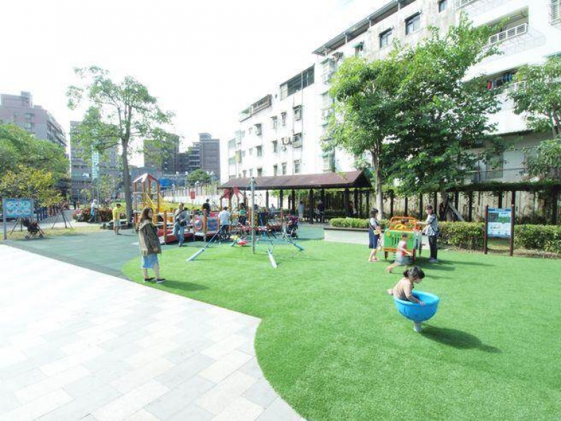 泰山區貴子兒童公園內設置新北市第一座「輪椅也可以推上去玩」的遊戲場！