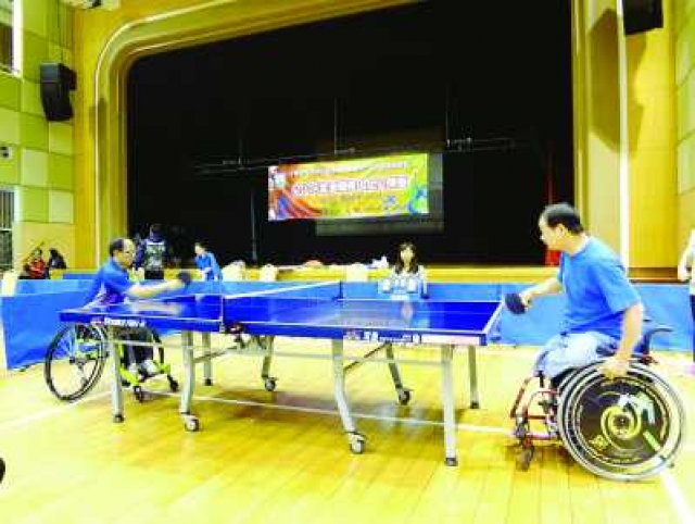 乒乓球轮椅组争夺冠军