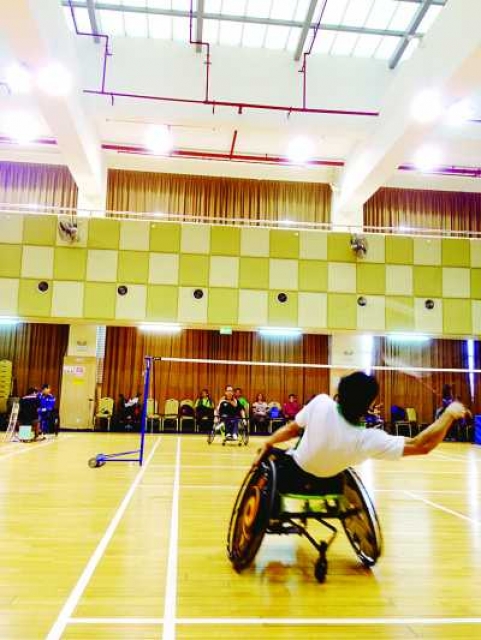 羽毛球轮椅组冠军赛激战