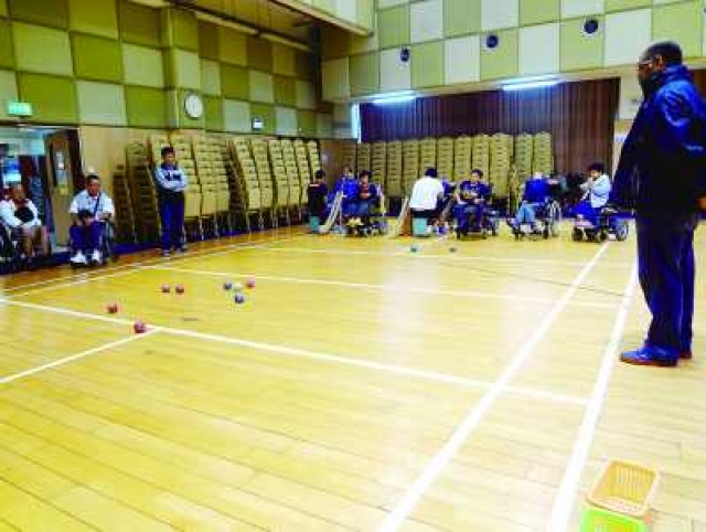 硬地滚球团体比赛中