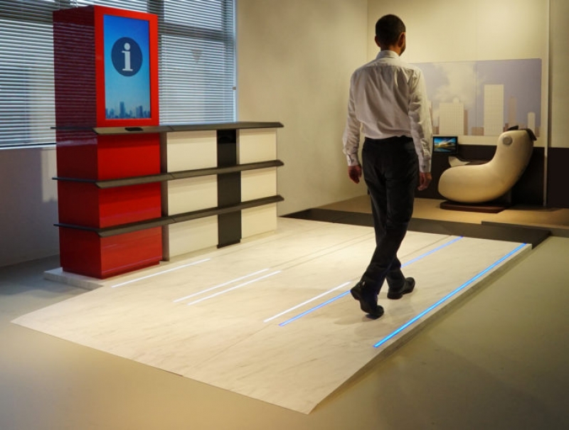 日本全透明铁路出入闸机　走过即入闸