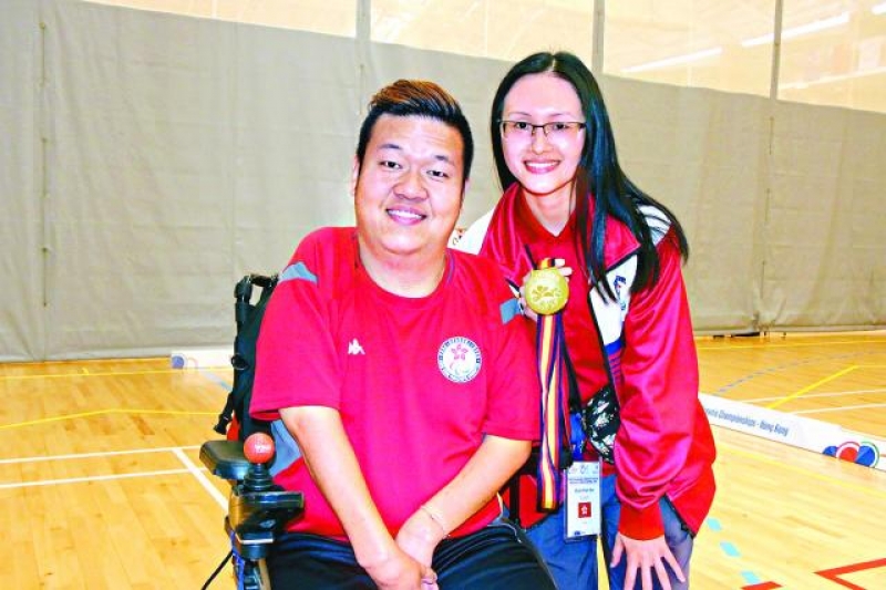 阿荣（左）多谢身旁女友珊珊，这六年来的支持及照顾