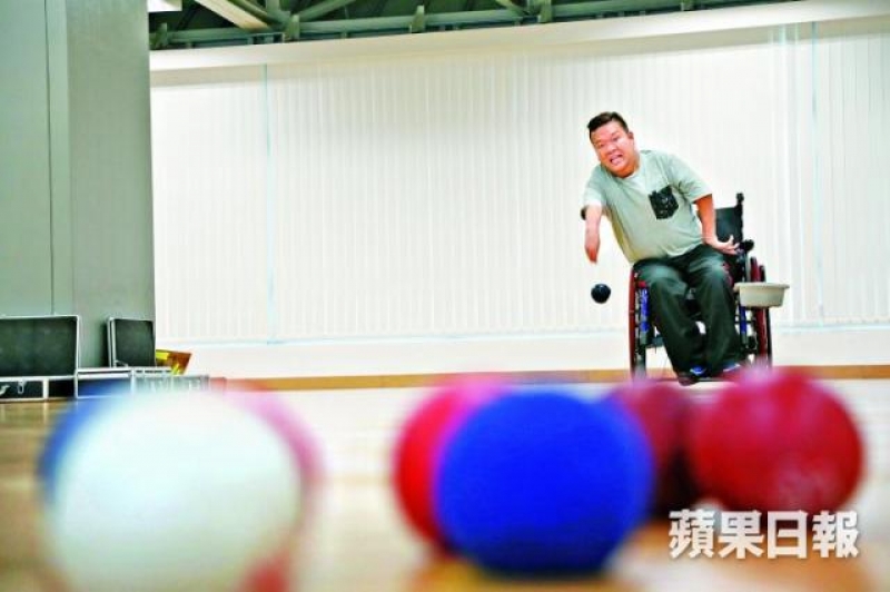 成首批全职残疾选手月薪两万 梁育荣滚动追梦