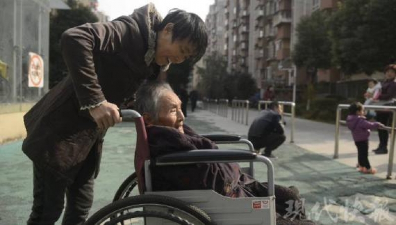 只要天氣晴好，張存蘭都會把婆婆推出門曬太陽