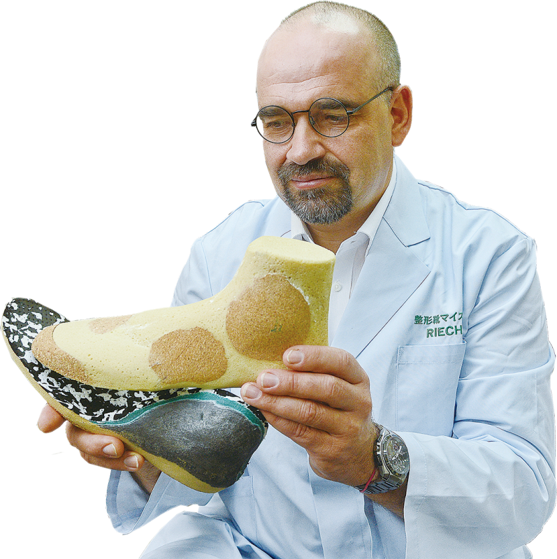 Karste手持定製足部矯形器，製作難度高，一定要和患者足部完美貼合而不傷患處，既能輔助患者找回全身平衡點正常行走，又能減輕痛楚