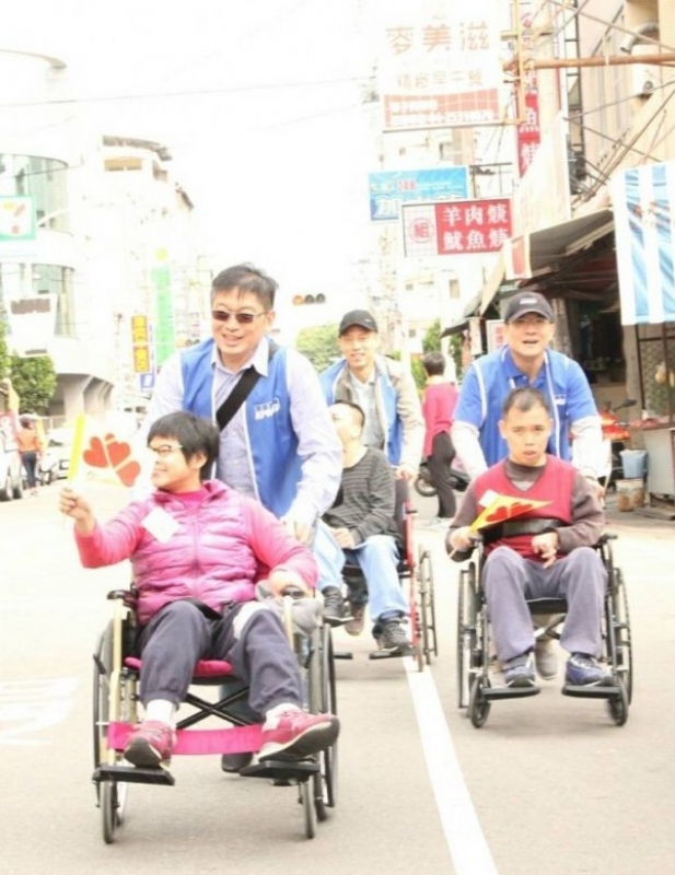 信望愛智能發展中心舉辦另類鐵人三項競賽，身心障礙學員在志工協助下坐著輪椅跑