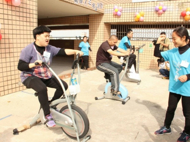 信望愛智能發展中心舉辦另類鐵人三項競賽，身心障礙學員騎固定式自行車