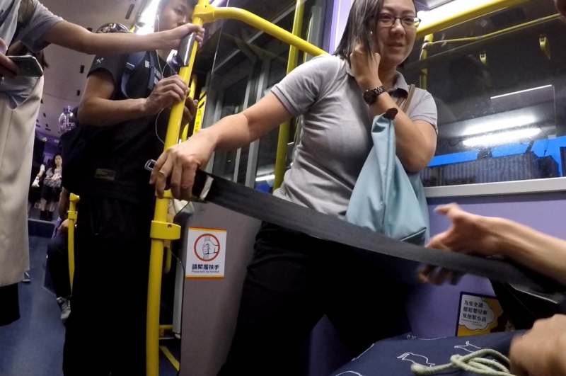 Natalie搭巴士时也遇上了好心人，主动为她戴上安全带