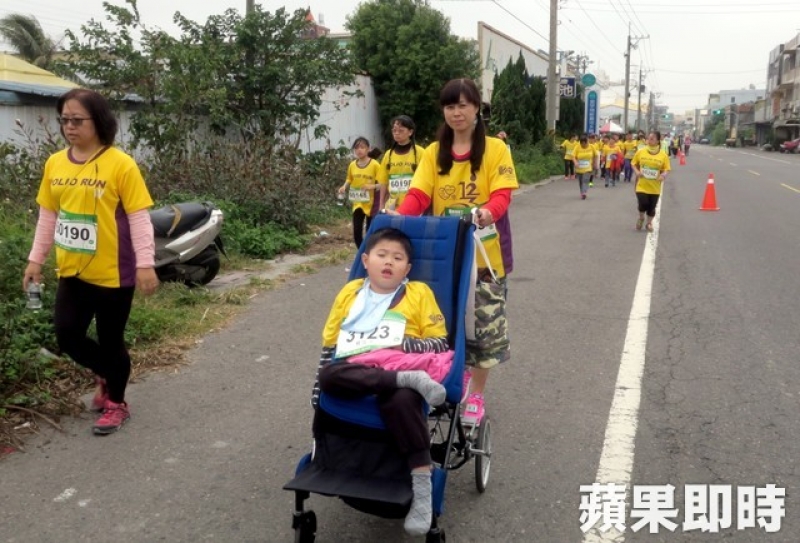 家長推著孩子的輪椅前進並完賽，令人感動