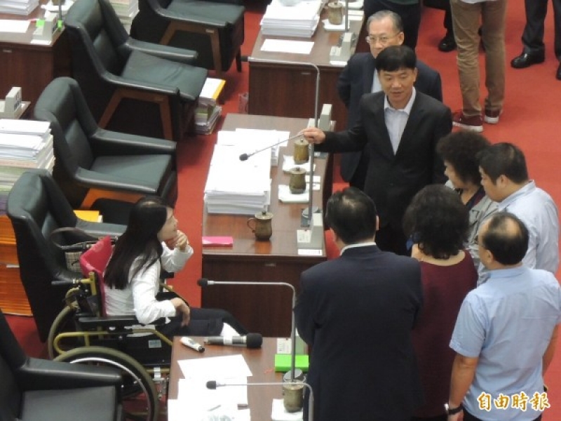 市长陈菊、副议长蔡昌达等人关切林莹蓉伤势