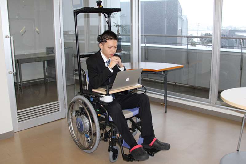 這不是神蹟，是科技！用念力就能控制輪椅方向，日本研發「腦波輪椅」 造福身障者
