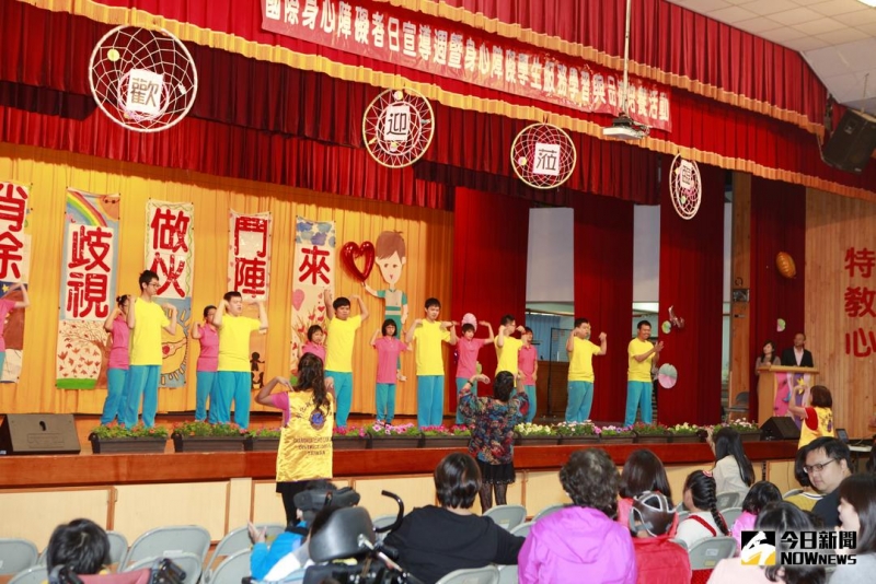 樂活獅子會獅嫂們帶領住宿生舞蹈表演