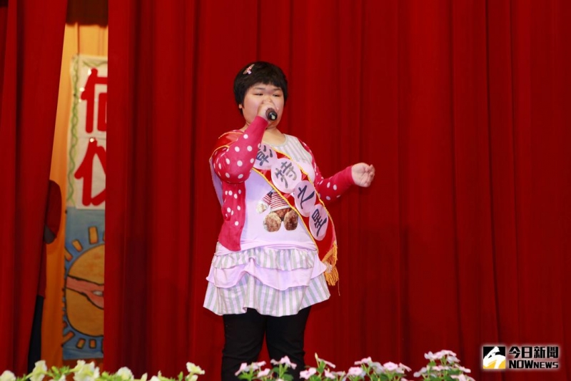 彰特之星高三楊同學歌唱表演-快樂的出帆