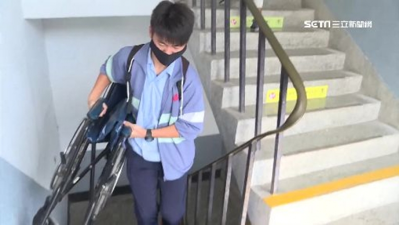 同学帮扛轮椅不喊累。