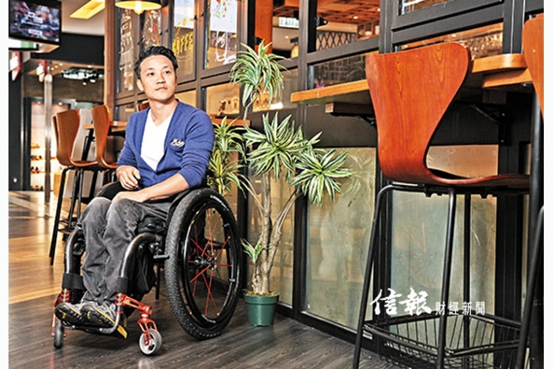 黎志伟受伤后一直想坐在轮椅爬上狮子山，最终一群朋友仗义帮忙，助他圆梦