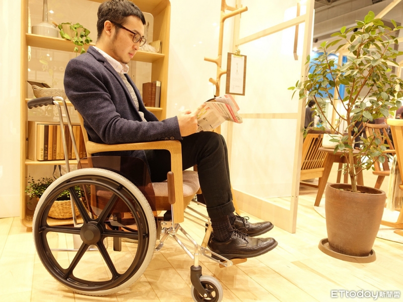木造轮椅让轮椅不再只是冷冰冰局限身体行动力的铁框座椅，而是有生活温度的椅子