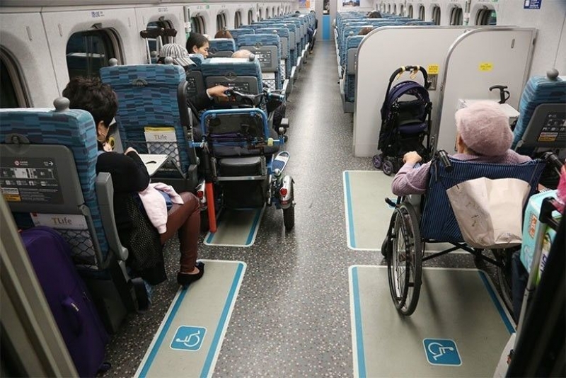 实际搭乘高铁，会发现许多不需要轮椅席的旅客，高铁公司却将他们划位在轮椅席上。 