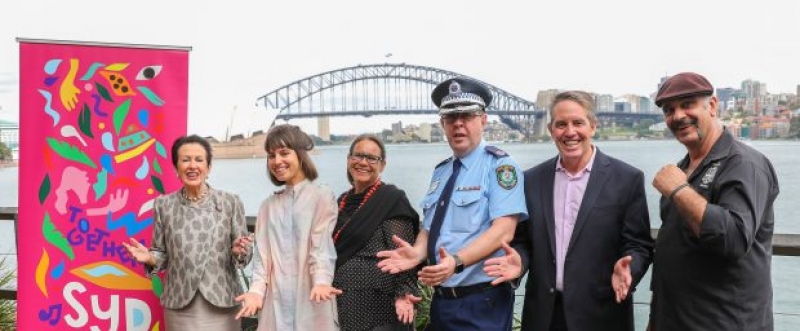 悉尼跨年庆典上演彩虹瀑布烟花秀 预示权益平等新黎明
