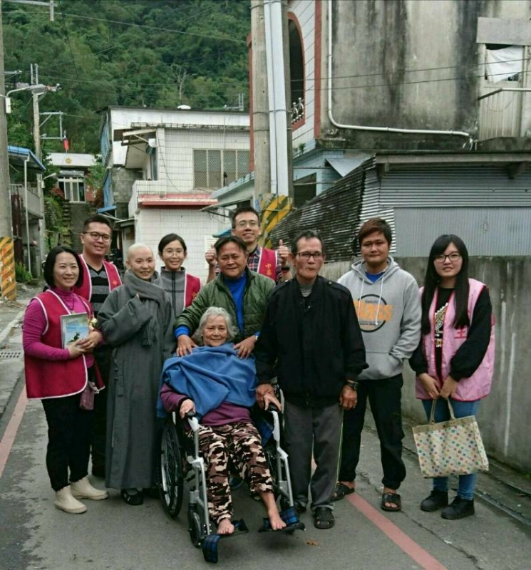 「行善利他、不是只有在佛陀天降日」12月18日中華大悲法藏佛教會在大昭法師帶領之下，送愛心到南澳這個偏遠鄉鎮，讓7個需要輪椅的弱勢長輩感受到暖暖的人間溫情。