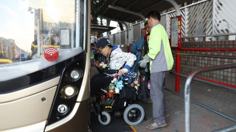 若巴士的地台下降幅度較少，嘉敏便需靠車長或市民幫忙推電動輪椅上車。