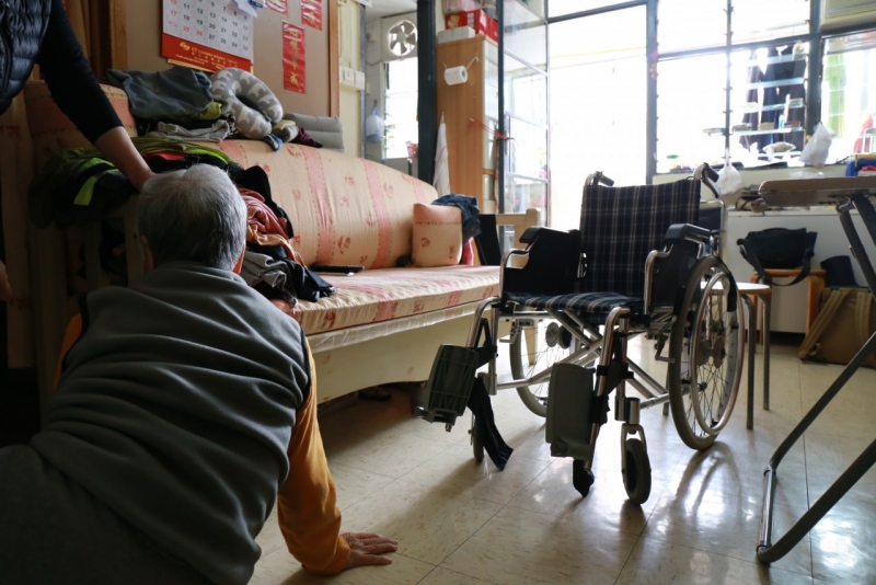 未有鎖上輪椅會令老人無法借力安坐而滑坐在地上。