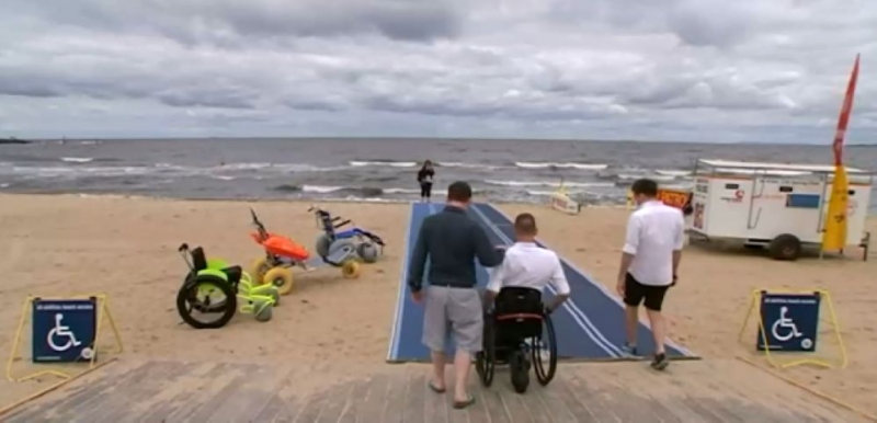 残疾人也能畅游海滩澳大利亚建