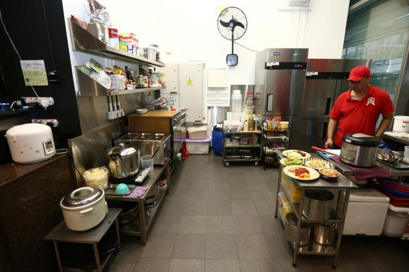 咖啡馆的开放式厨房方便残障人士移动