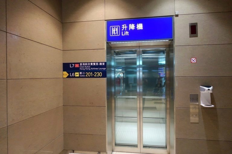 機場通常有很多電梯，很方便