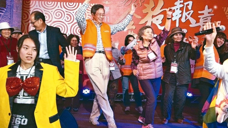 台湾大基金会董事长张善政（中）上台与长辈们共舞，诚意满分