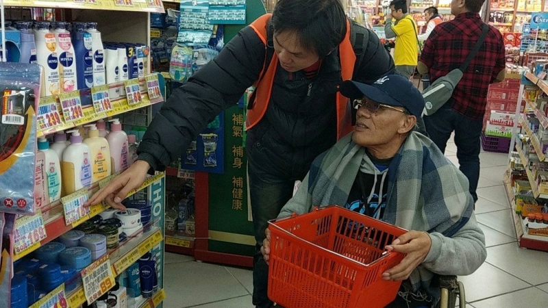 台湾大基金会志工陪同花莲独居长辈采买，贴心帮忙挑选生活用品
