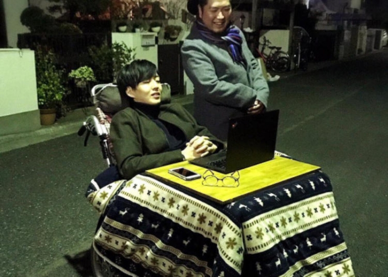 这个家伙是日本一家开发残疾人助理机器人的研究所Ory Laboratory 的联合创始人兼首席执行官Ory Yoshifuji