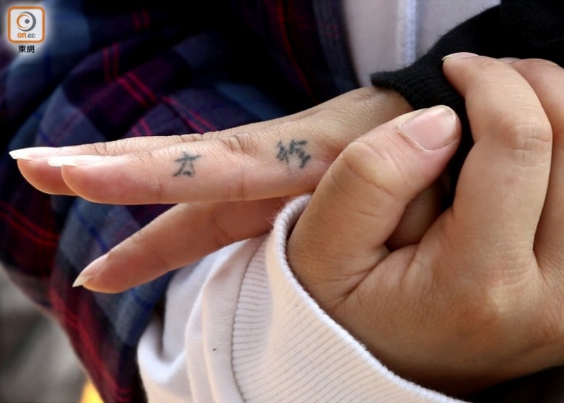 阿Lam将婆婆的名字纹上指间