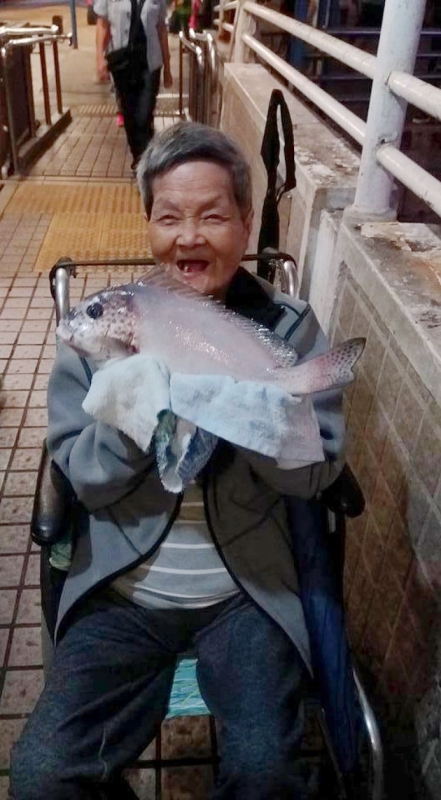 婆婆的捧大魚照片，成功吸睛。