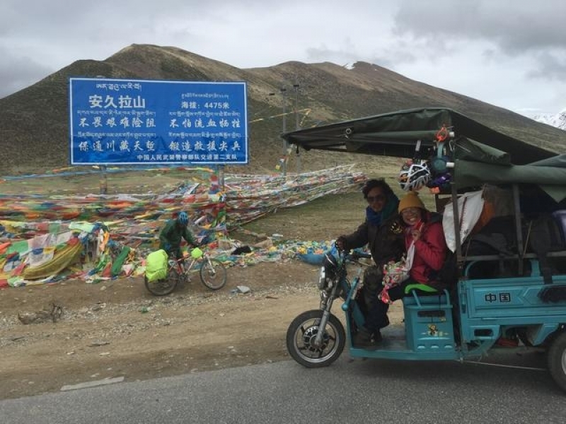 丁一舟和患病女友賴敏在前往西藏途中