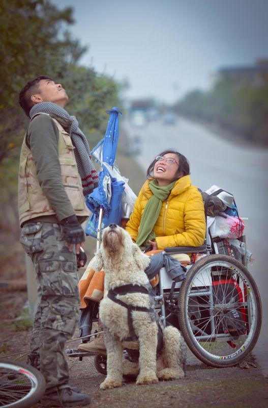 丁一舟（左）和患病女友賴敏在旅途中。