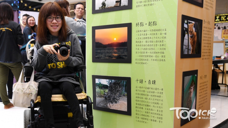 患先天大腦麻痺症謝添欣會全身乏力，所以要靠電動輪椅出入，但手部有限度活動可寫字和拍照