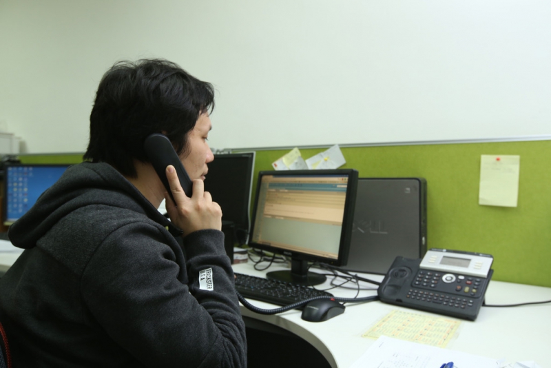 悅朗現為語音測試操作員，負責電話錄音監控及測試工作