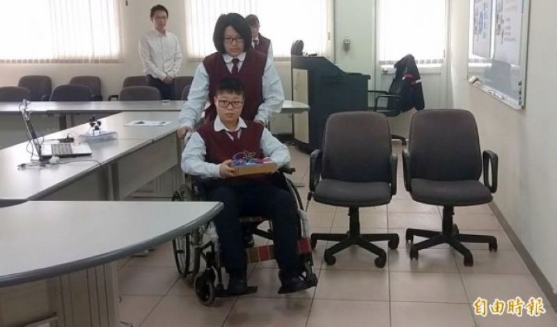 国立南投高商学生就得奖的「智能轮椅」作品，示范及测试通过障碍物情形。
