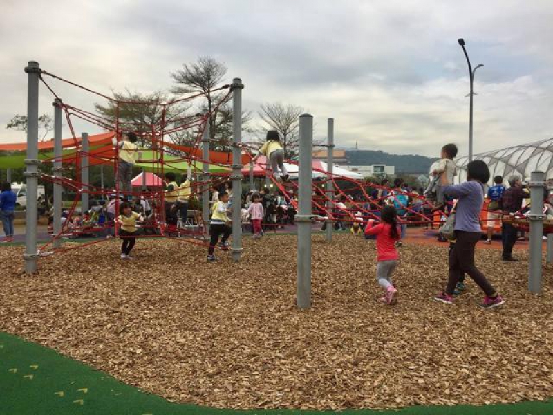 以木屑铺地的攀绳网区